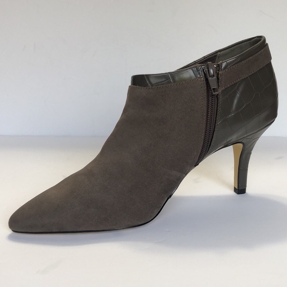 Bella Vita Esther Gray Pointed Toe Side Zip Top Suede Ankle Boots size 10W - Picture 3 of 14